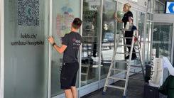 Eine gut sichtbare Umbausignaletik führt die Kundinnen und Kunden durch die Baustelle bis zur Neueröffnung im November 2023.